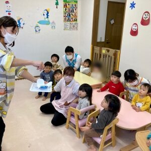 先生のお話を聞く子どもたち