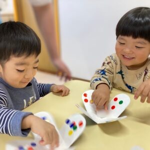 コマを回して笑顔を見せる子どもたち