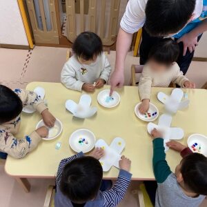 コマを作る子どもたち