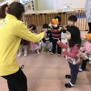 対面レッスンを終え挨拶をするジーナ先生と子どもたち