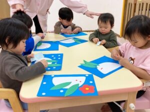 雪うさぎの製作をする子どもたち