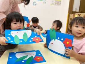 完成した雪うさぎを見せる子どもたち