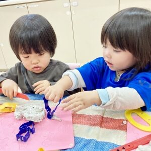 粘土遊びをする子どもたち