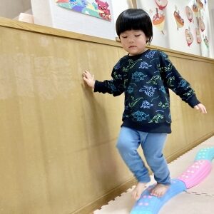 平均台の上を歩く子ども