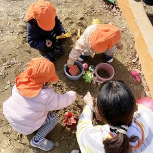 砂場で遊ぶ子どもたち