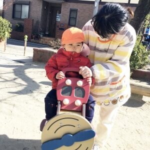 公園の遊具で遊ぶ子ども