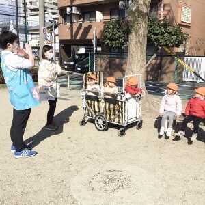 公園で先生からお約束を聞く子どもたち