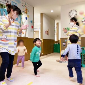 じゃんけん列車で遊ぶ子どもたちと保育士の様子