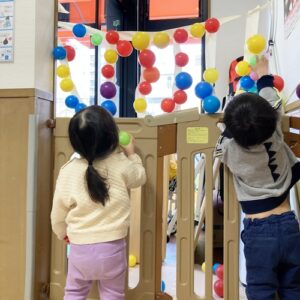 ボールをテープの壁にくっつける子どもたち