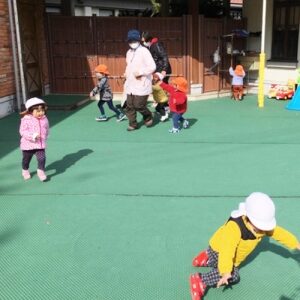 くまさん役が子どもを追いかける様子