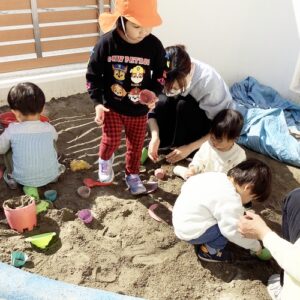 砂遊びをする子どもたち
