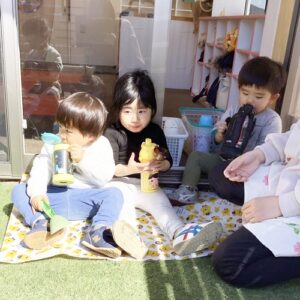 遊んだ後に水分補給をする子どもたち