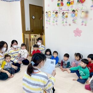 紙芝居でひな祭りについて学ぶ子どもたち