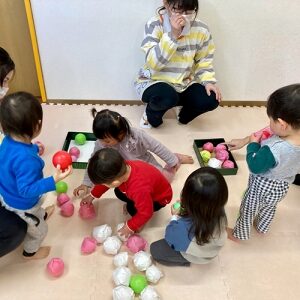 ひなあられの飾りを作る子どもたち