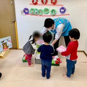 菱餅の飾りを積む子どもたち