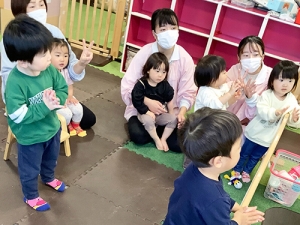 オンラインで英語レッスンを受ける子どもたちと保育士の様子