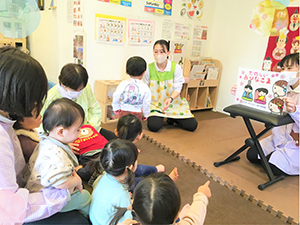 ひな祭り会で紙芝居を楽しむ子どもたち