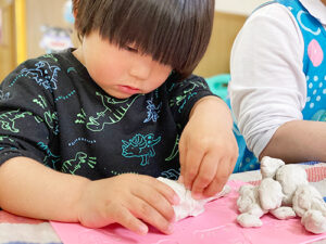 熱心に粘土遊びをする子ども