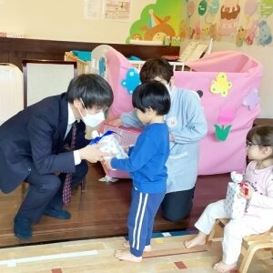 近藤園長先生から色紙をプレゼントされる卒園生