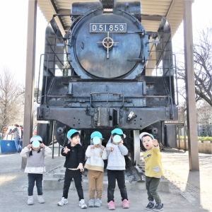 飛鳥山公園の汽車の前で記念撮影する子どもたち