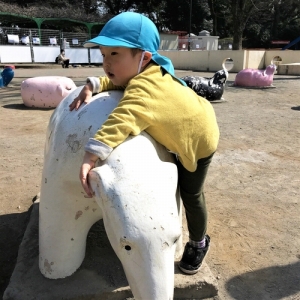 シロクマの遊具で遊ぶ子ども