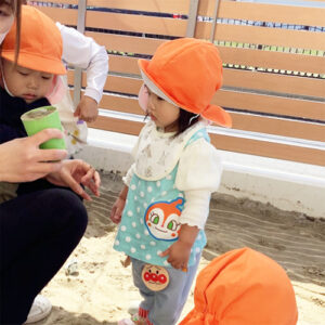 砂場でアイス屋さんごっこをして遊ぶ子どもたち