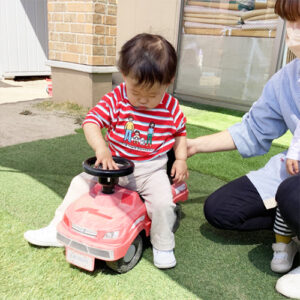 大好きな車に乗って遊ぶ子ども