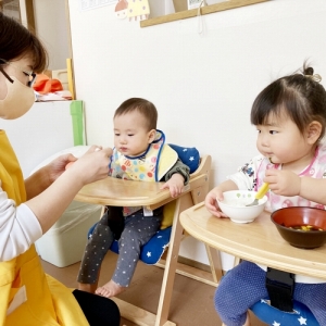 給食を食べる子どもたち