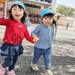 お友だちと手をつなぐ2人の子どもたち