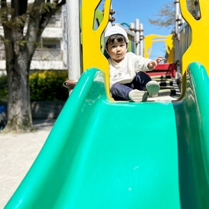 滑り台で遊ぶ子ども