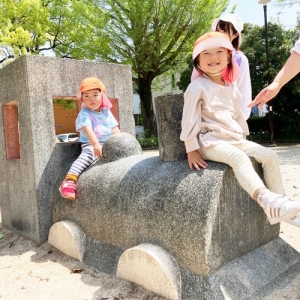 汽車の遊具で遊ぶ子どもたち