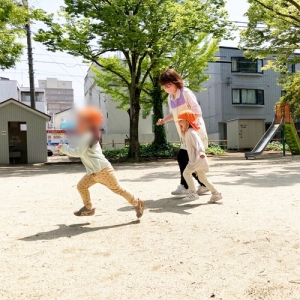 公園で走る子どもと保育士