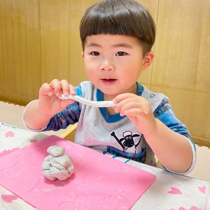 作った粘土を見せる子ども