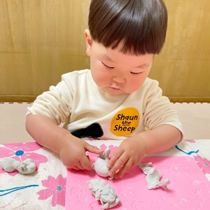 粘土で象を作っている子ども