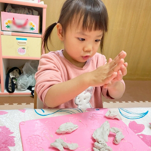 熱心に粘土遊びをする子ども