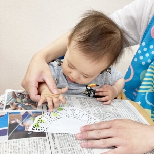 指で絵の具を塗る子ども