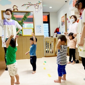 サンサン体操を踊る子どもたち