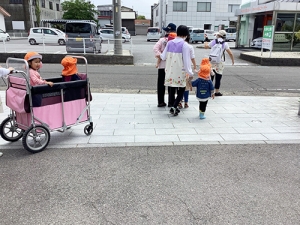 第一避難所へ避難する保育士と子どもたち