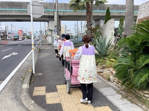 一列に並んで避難所へ向かう保育士と子どもたち