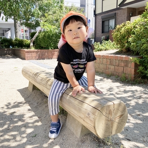 公園の遊具で遊ぶ子ども