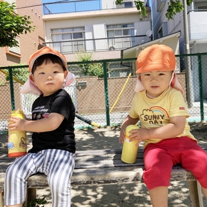 水筒の水分を飲む子どもたち