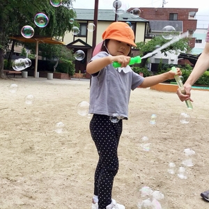 シャボン玉で遊ぶ子ども