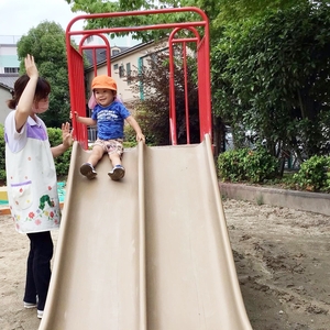 滑り台で遊ぶ子ども