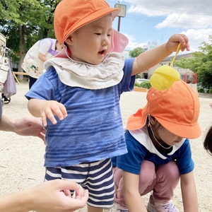 公園で水風船で遊ぶ子ども