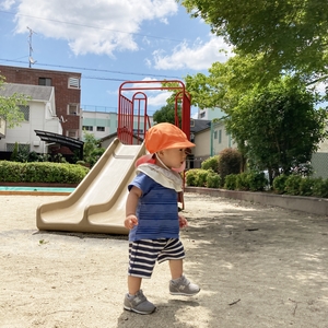 公園内を歩き回る子ども