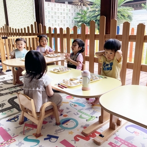 給食を前に「いただきます」をする子どもたち