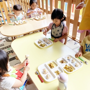 給食を食べる子どもたち