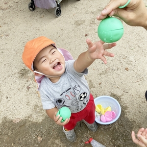 アイスのケースで砂遊びをする子ども