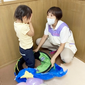 トンネルをくぐる子ども