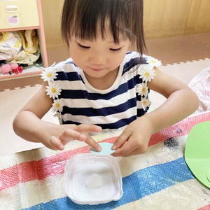 指にのりをつける子ども